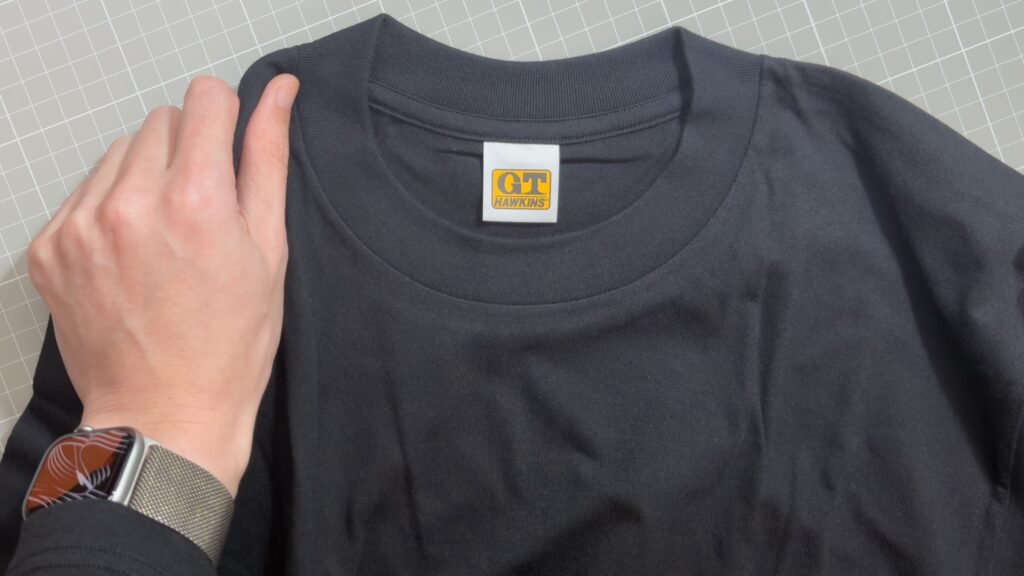 G.T.HAWKINS の T-シャツのネック周りの画像